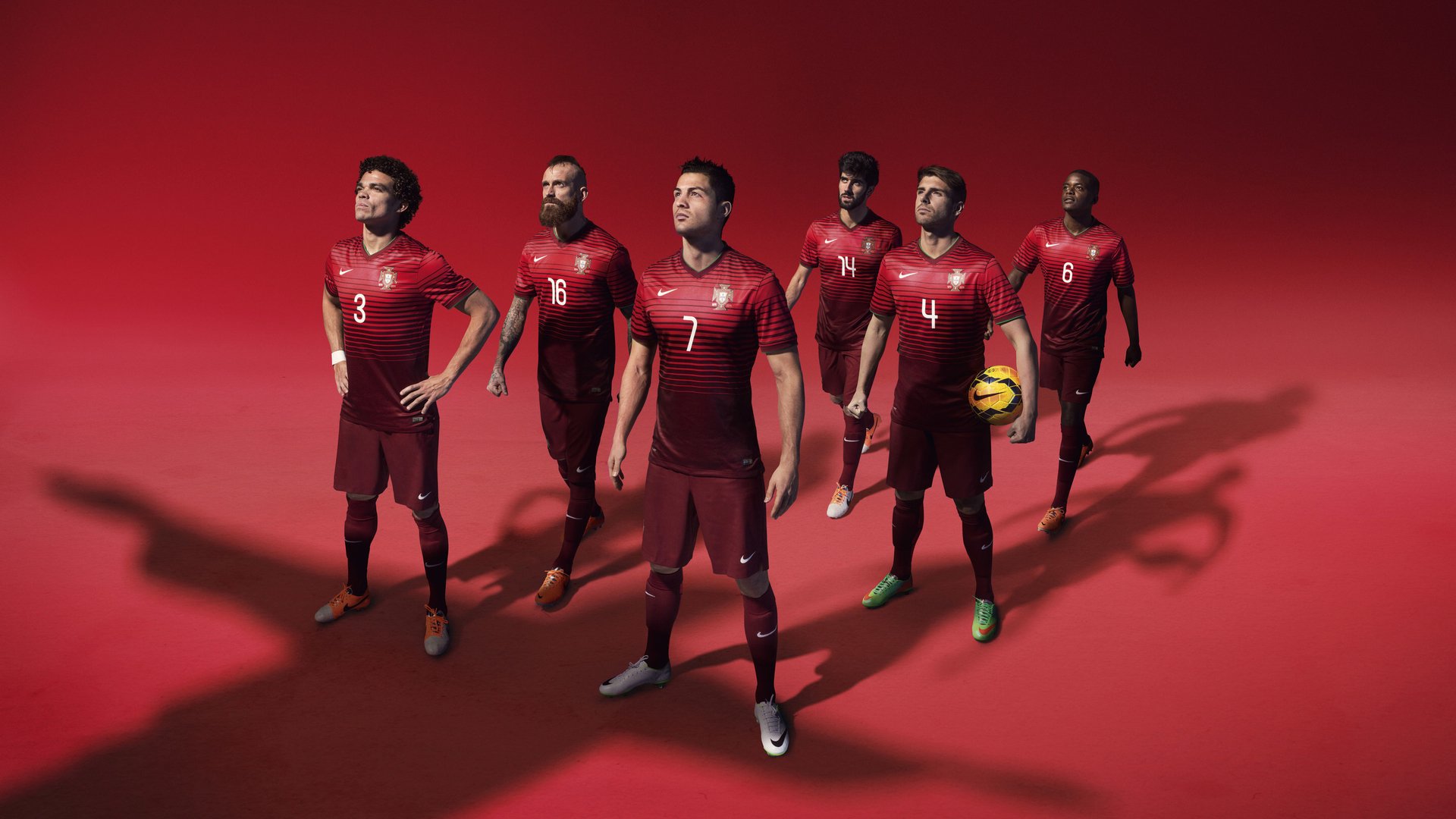 各地推动校园足球联盟成立加强区域内比赛交流，各地发展校园足球应遵循的基本原则是什么